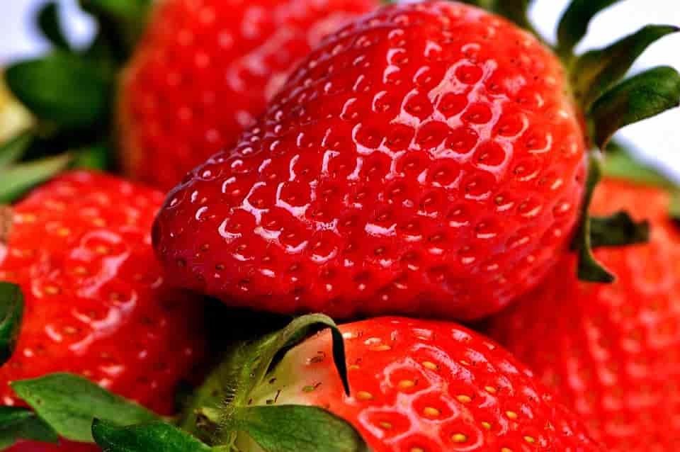 cara membuat masker strawberry