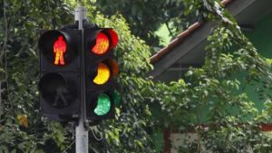 lampu lalu lintas memiliki prinsip kerja dari rangkaian listrik