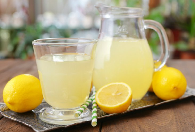 manfaat minum air lemon