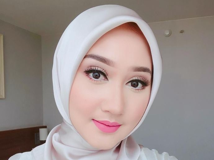 Cara Memakai Hijab Segi Empat Simple dan Modis untuk Wajah Bulat