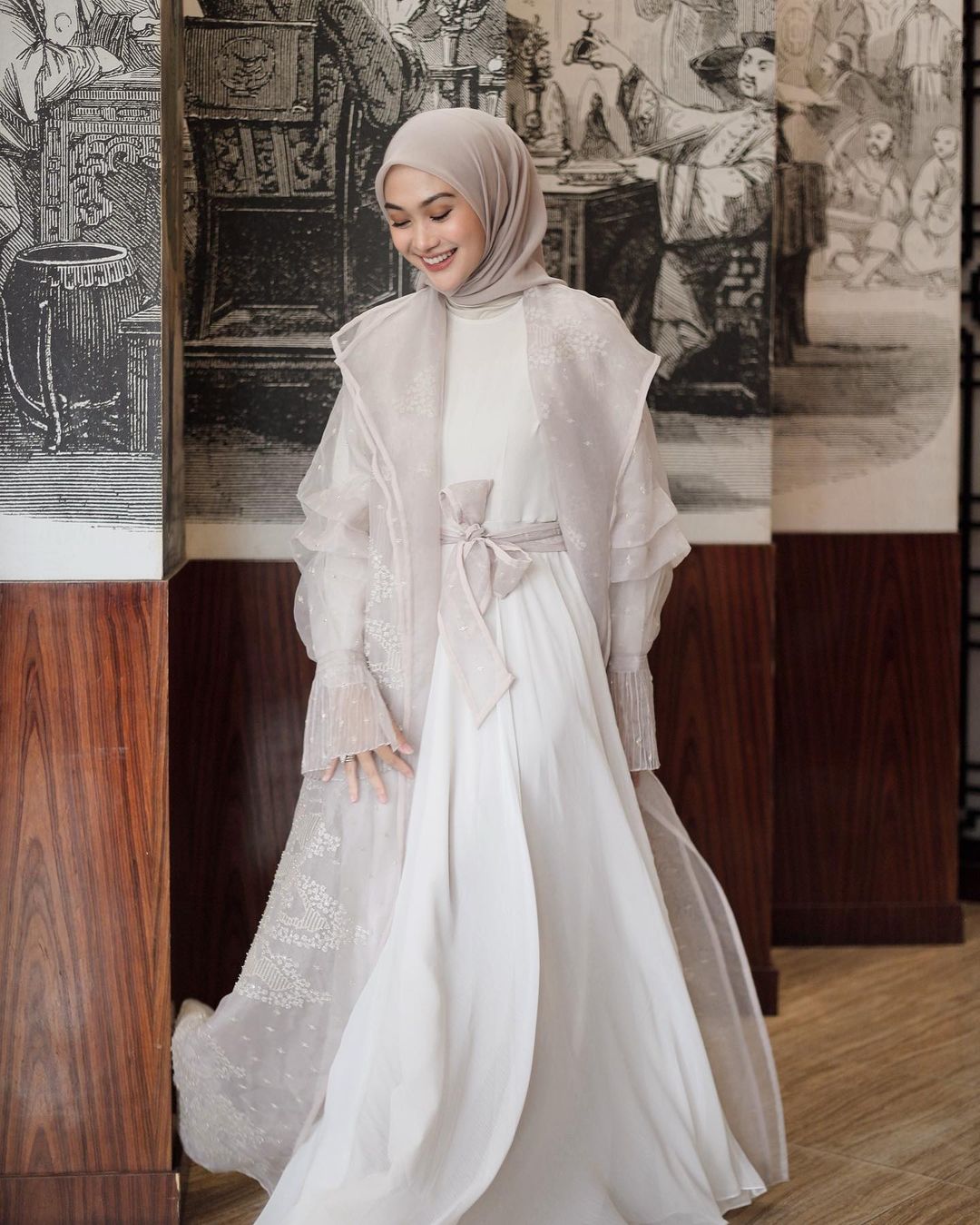 Model berpakaian dengan dress hijab