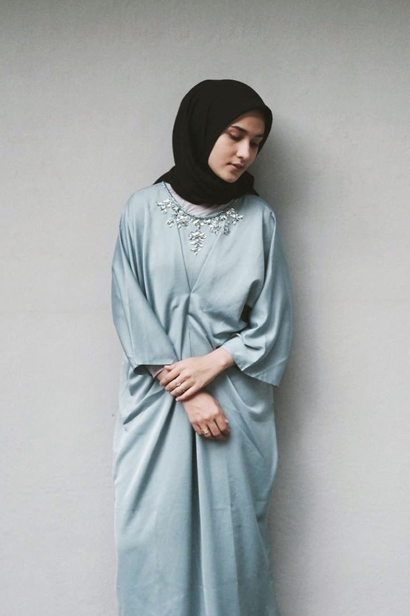 Model berpakaian dengan trend baju lebaran dan hijab