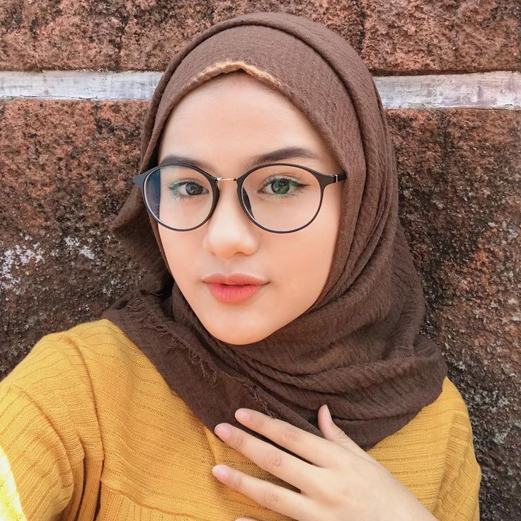 Gaya hijab dengan kacamata berkaca